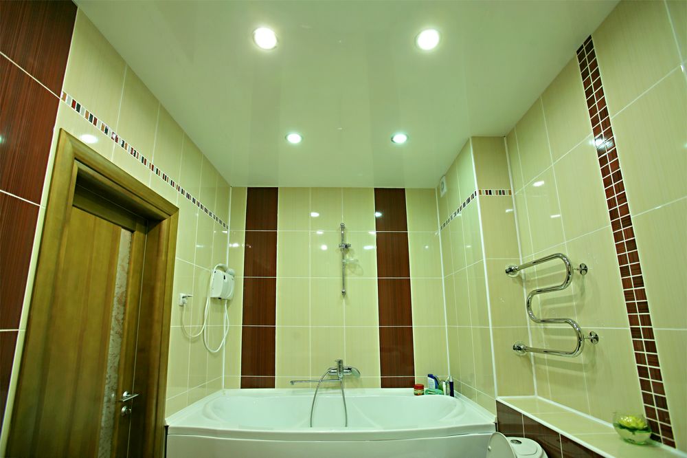 Потолок из гипсокартона в ванной